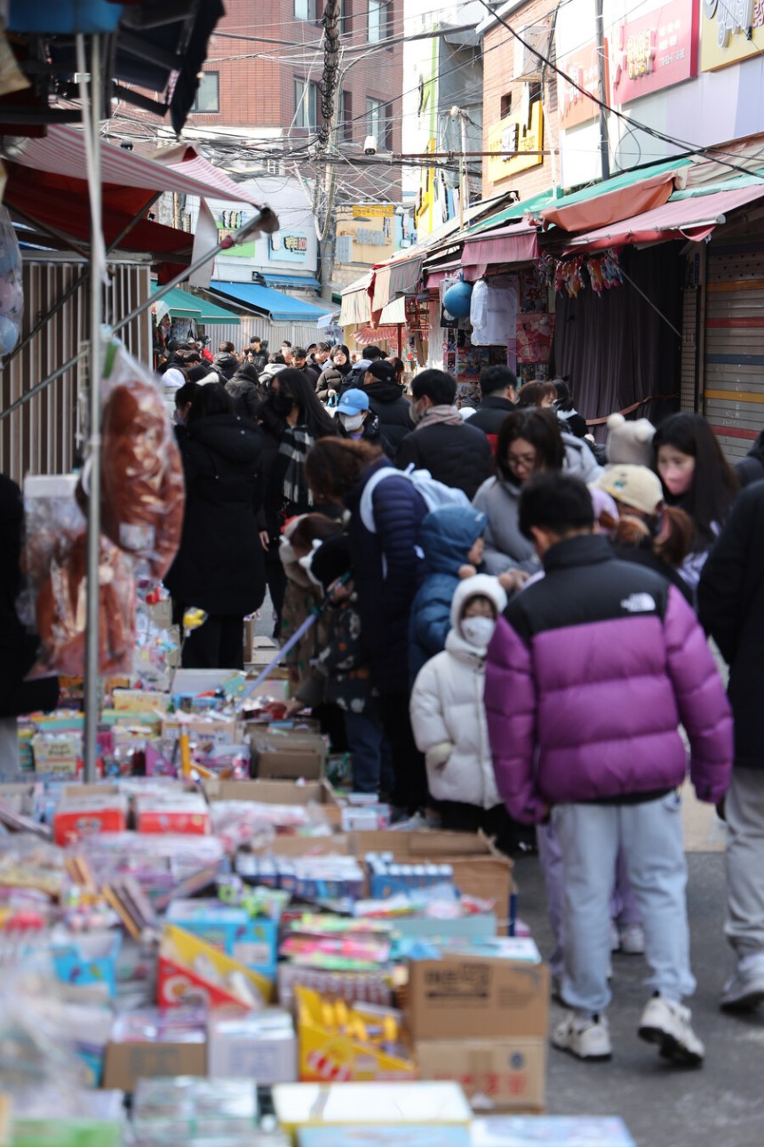 새 학기를 앞둔 23일 서울 종로구 창신동문구완구시장을 찾은 학생 및 학부모들이 학용품을 살펴보고 있다.연합뉴스