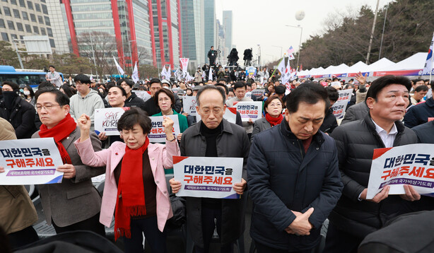 국민의힘 김기현, 추경호 의원 등이 1일 서울 여의대로에서 세이브코리아가 연 \'3·1절 국가비상기도회\'에서 윤석열 대통령 탄핵 기각을 촉구하며 기도하고 있다. 연합뉴스