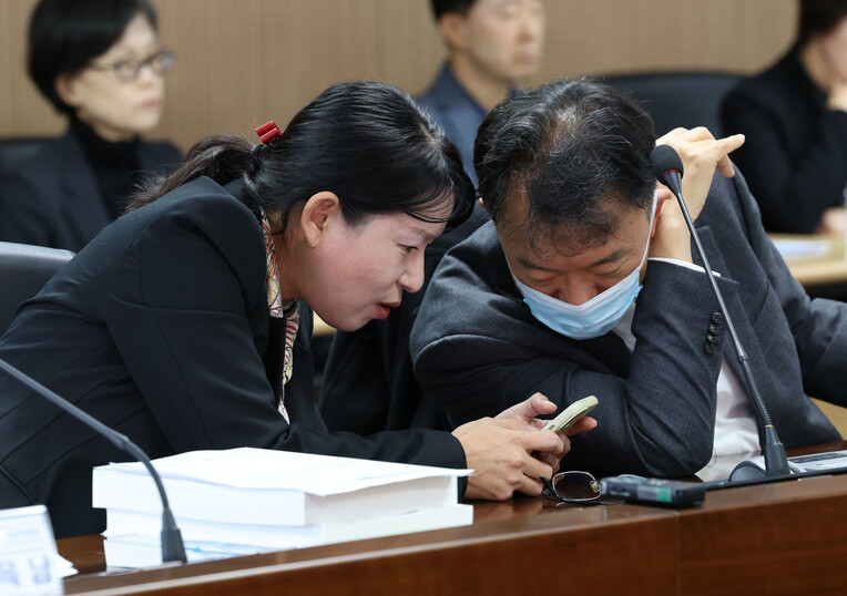 Lee Ok -Nam常務委員會（左）和Cha Ki -Hwan於去年11月19日談論整個委員會。兩人領導著駕駛一些受害者擔任部長。董事長Cha Ki -Hwan是縣