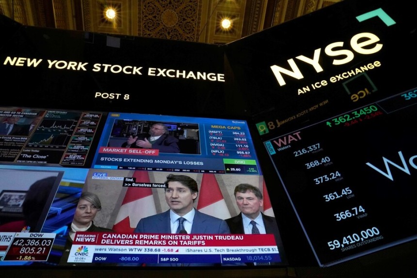 2025년 3월 4일 뉴욕 금융가의 뉴욕증권거래소(NYSE) 1층에서 트레이더들이 작업하고 있다. AFP/연합뉴스