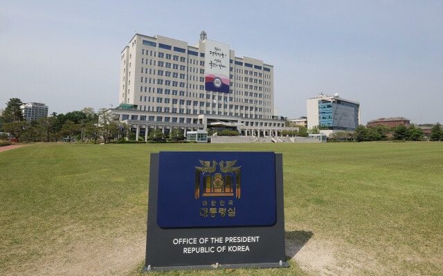 [속보] <b>대통령실</b>, <b>윤석열 구속 취소</b>에 “조속한 직무 복귀 기대”