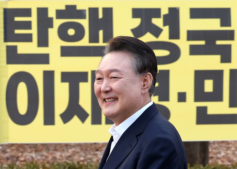 법조계 “윤석열 증거 인멸 가능성 판단도 없이 구속 취소”