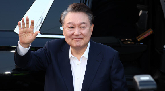 서울구치소에서 석방된 윤석열 대통령이 8일 서울 한남동 관저 앞에서 지지자들에게 인사하기 위해 하차하고 있다. 연합뉴스