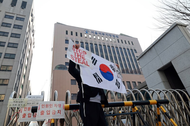 서부지법 폭동 첫 재판…“대통령 구속영장 청구가 불법” 강변도