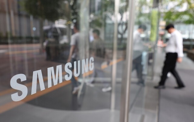 삼성전자 주주들은 30% 손실…현직임원 보수는 크게 안 줄어