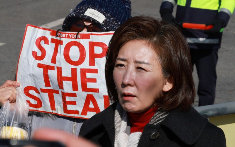 나경원, 헌재에 “계엄 위헌이라도 <b>탄핵 각하</b>”…국힘 82명 탄원서