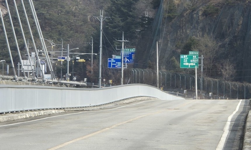 다리 처짐으로 뱀처럼 휘어진 제천 청풍교. 오윤주 기자