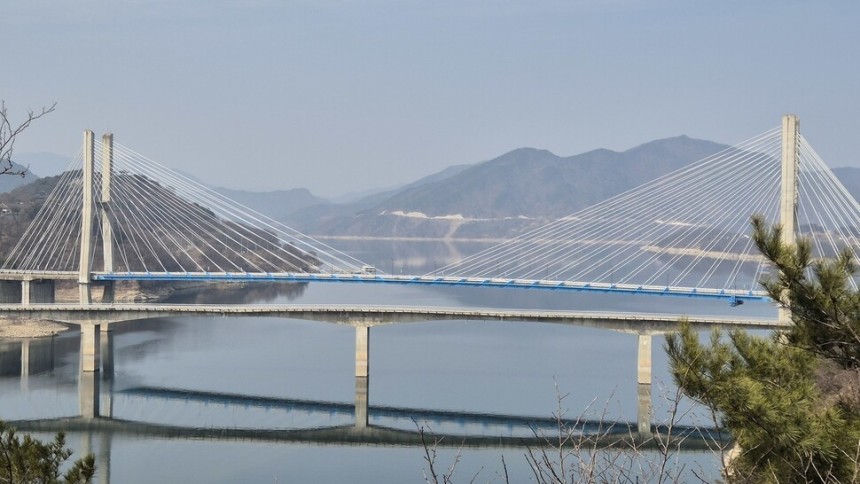 제천 청풍교와 청풍대교. 사진 앞쪽이 철거 예정이던 청풍교, 뒤가 새로 놓인 청풍대교다. 중앙 부분 처짐 현상이 눈에 띈다. 오윤주 기자