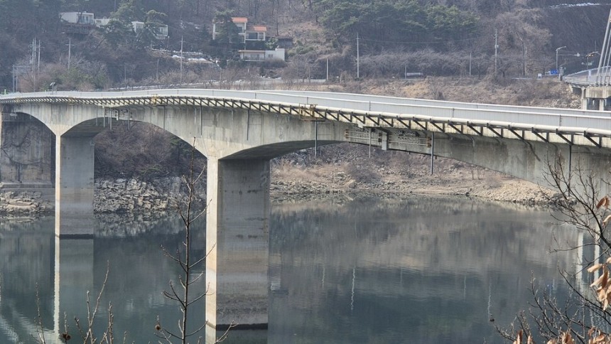 청풍교 다리 중앙 부분이 군데군데 처져 뱀처럼 보인다. 오윤주 기자