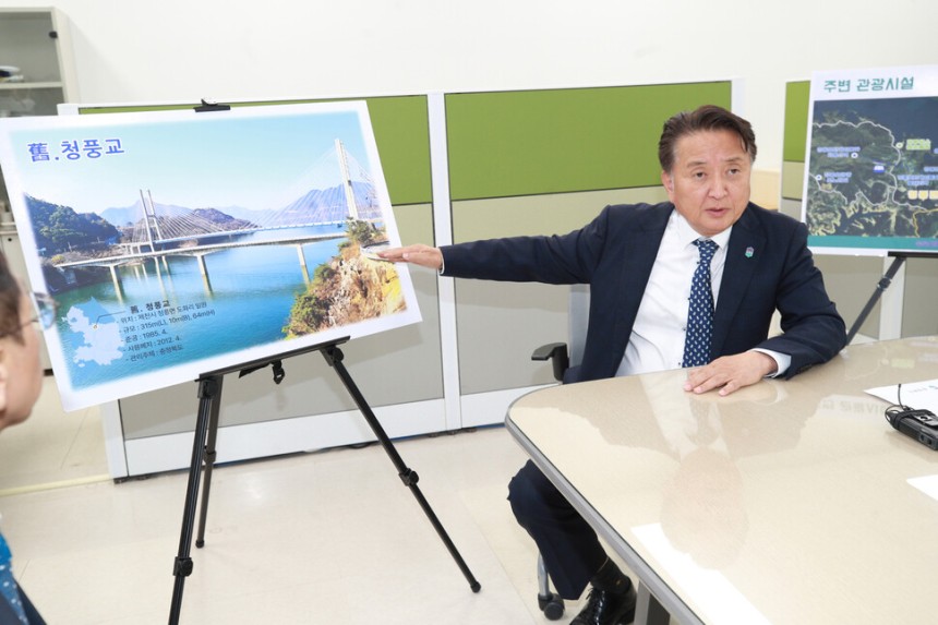 김영환 충북지사가 청풍교 새활용 구상 등을 밝히고 있다. 충북도 제공