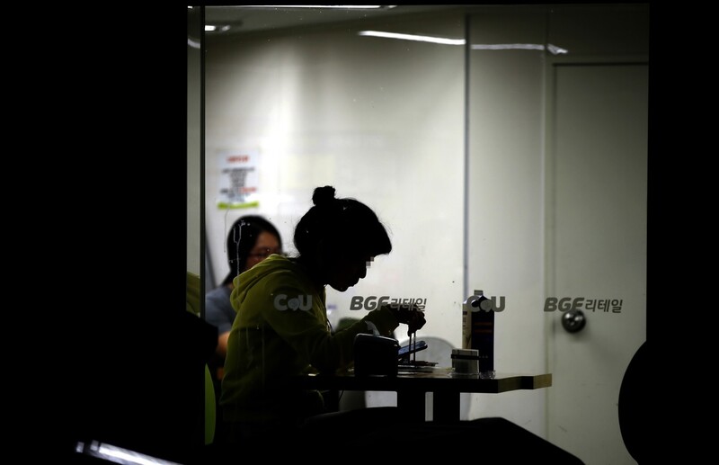 한국인의 혼밥 횟수가 세계 최상위권으로 나타났다. 한 젊은이가 편의점에서 도시락으로 한끼를 해결하고 있는 모습. 이정아 기자 leej@hani.co.kr