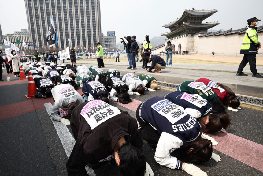 ‘윤석열퇴진전국대학생시국회의’ 등 대학생 청년단체 회원들이 25일 서울 광화문 앞에서 민주노총의 27일 총파업을 지지하는 ‘전국 시민 총파업 청년학생 긴급행동 기자회견’을 마친 뒤 ‘윤석열 파면’ 등을 외치며 헌법재