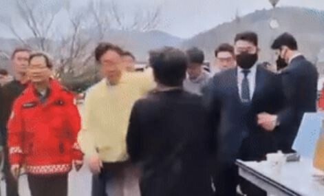 [영상] <b>이재명</b> 또 위협당해…다가와 갑자기 겉옷으로 가격
