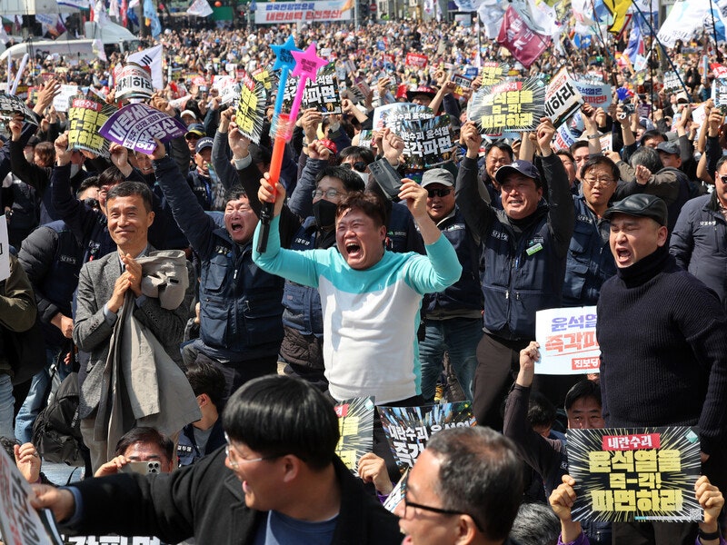 “탄핵 자축” “불복종 투쟁”…‘<b>파면</b>’ 다음날 서울 도심 대규모 집...