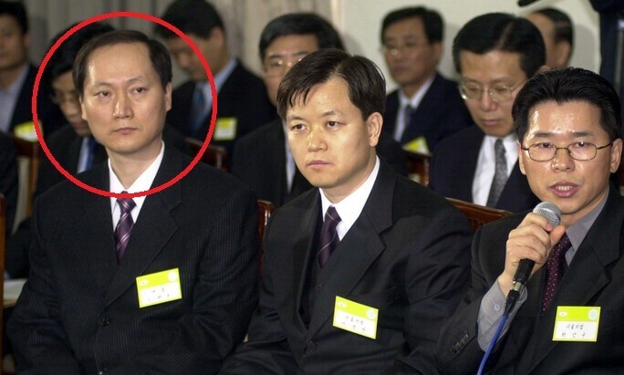 2003년 3월9일 세종로 정부서울청사에서 열린 ‘전국 검사들과의 대화’에서 한 검사가 노무현 대통령에게 질문하고 있다. 동그라미 속 인물이 이완규 당시 대검찰청 검사. 청와대 사진기자단