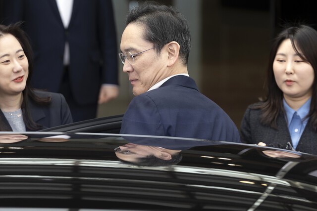 30여년 만에…삼성전자, ‘디램 1위’ 왕좌 뺏겼다