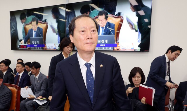 ‘윤석열 최측근’ 이완규, 사퇴 거부…“윤 그림자 짙게 드리워”