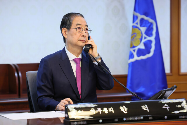 한덕수 대통령 권한대행 국무총리가 8일 정부서울청사 집무실에서 도널드 트럼프 미국 대통령과 전화 통화를 하고 있다. 국무총리실 제공