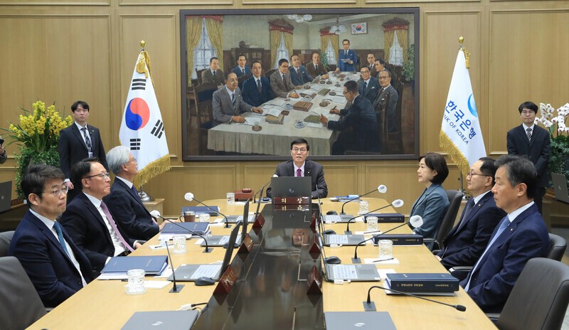 ‘관세 충격’에 4월 금리 내릴까?…환율 변동성 커 관망론 우세