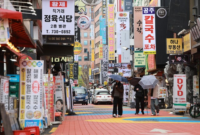 숙박·음식점업 ‘역대 최대’ 22개월째 불황…나홀로 자영업자도 늘어