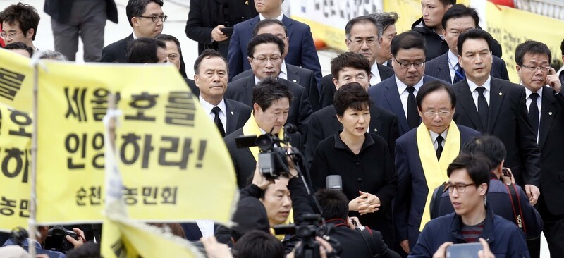 세월호 1주기, 유가족 없는 팽목항 찍고 순방 떠난 대통령