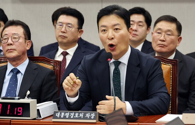 [속보] <b>김성훈</b> 경호<b>차장</b> “4월 말 <b>사퇴</b>”…초유의 연판장에 백기