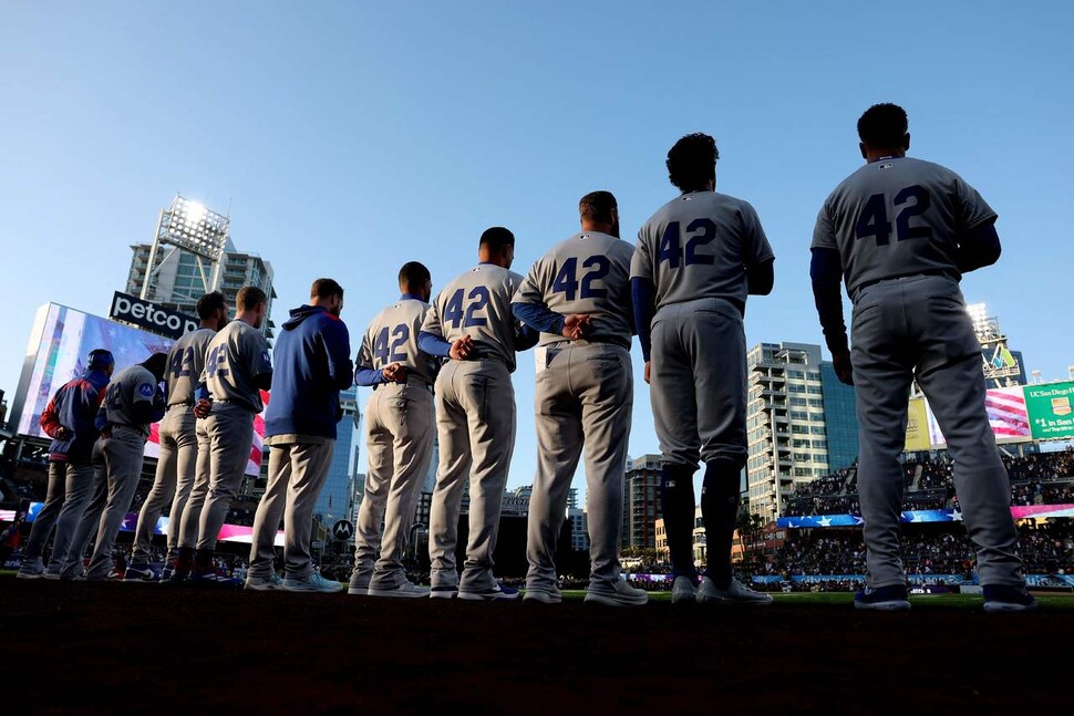오늘은 모두 ‘42번’…MLB 사상 첫 흑인 출전한 ‘재키 로빈슨의 날’