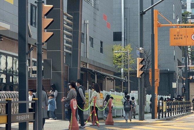 [현장] 신안산선 붕괴사고 옆 초교, 마중 나온 부모들 “불안해요”
