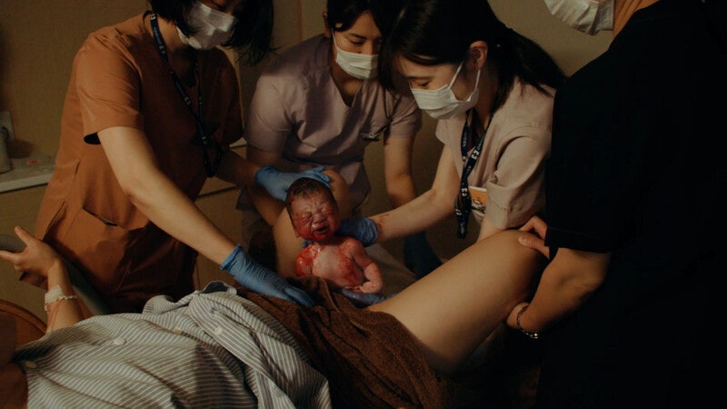 아기를 만난 순간 일본어와 한국어로 인사했다 [이길보라의 경계에서 자란다]