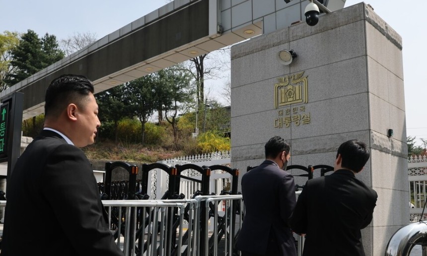 대통령실 압수수색을 시도 중인 경찰 비상계엄 특별수사단이 16일 서울 용산 대통령실 청사 민원실 출입구로 들어서고 있다. 대통령실사진기자단