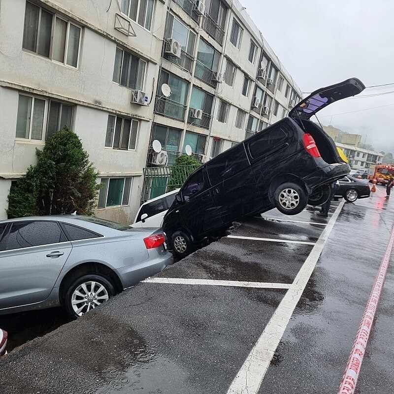 <b>남양주 아파트</b> 지상 주차장 <b>옹벽</b> 무너져…차량 6대 파손