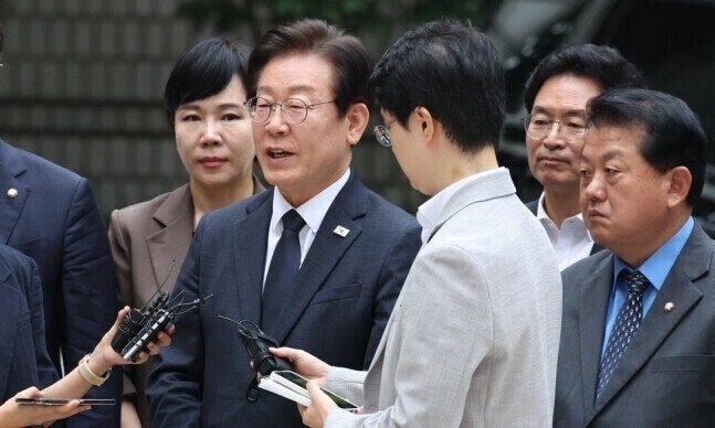 ‘<b>이재명 대북송금</b>’ <b>재판</b>부, 검찰에 “객관적 사실로 공소 정리” 요구