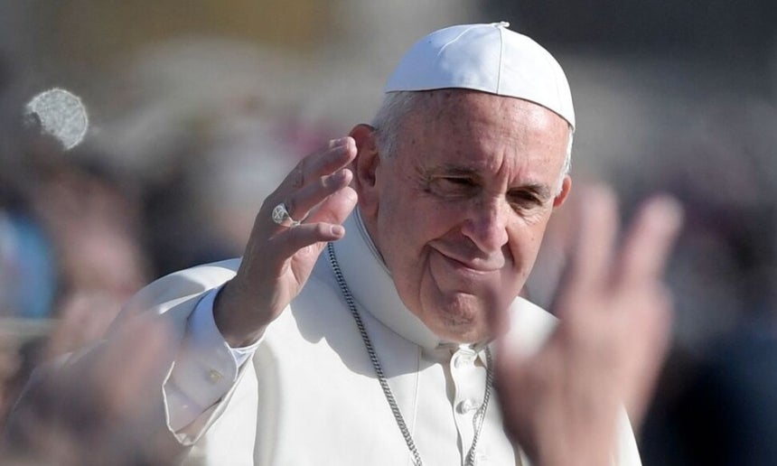 지난 2016년 11월 20일 바티칸에서 자비의 희년 폐막 미사를 마친 후 프란치스코 교황이 전용 차량에서 군중에 손 흔들고 있다. 바티칸/AFP 연합뉴스