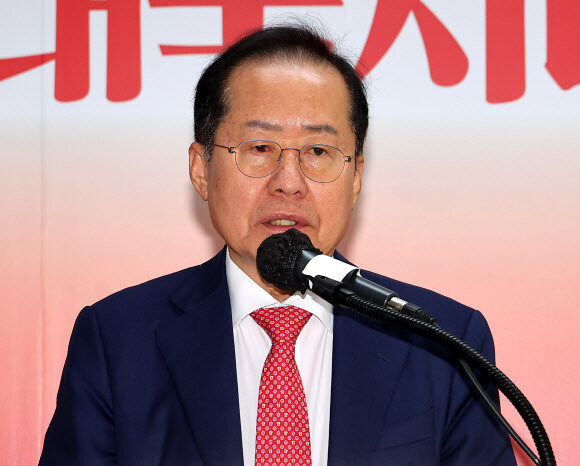 국민의힘 대선 후보 2차 경선에서 탈락한 홍준표 후보가 29일 서울 여의도 대하빌딩 선거 캠프 사무실에서 정계 은퇴 의사를 밝히고 있다. 연합뉴스