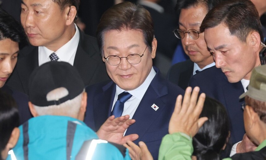 이재명 더불어민주당 대선 후보가 27일 경기 고양시 킨텍스에서 열린 ‘제21대 대통령선거 후보자 선출을 위한 수도권·강원·제주 경선 및 최종 후보자 선출 대회\\\'에 참석하며 지지자들과 인사하고 있다. 연합뉴스