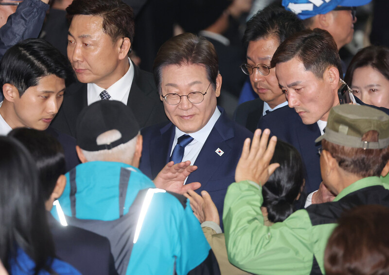 이재명 더불어민주당 대선 후보가 27일 경기 고양시 킨텍스에서 열린 ‘제21대 대통령선거 후보자 선출을 위한 수도권·강원·제주 경선 및 최종 후보자 선출 대회\\\'에 참석하며 지지자들과 인사하고 있다. 연합뉴스