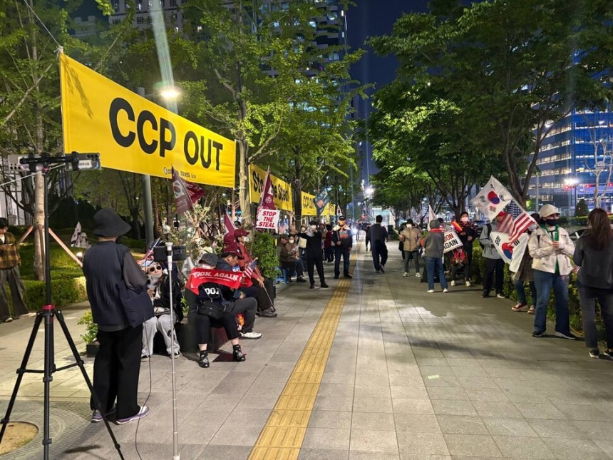 윤석열 전 대통령 지지자들이 29일 밤 8시께 서울 강남구 한 호텔 앞 인도에서 트럼프 미국 대통령의 장남 트럼프 주니어를 환영하는 집회를 열고 있다. 이나영 기자