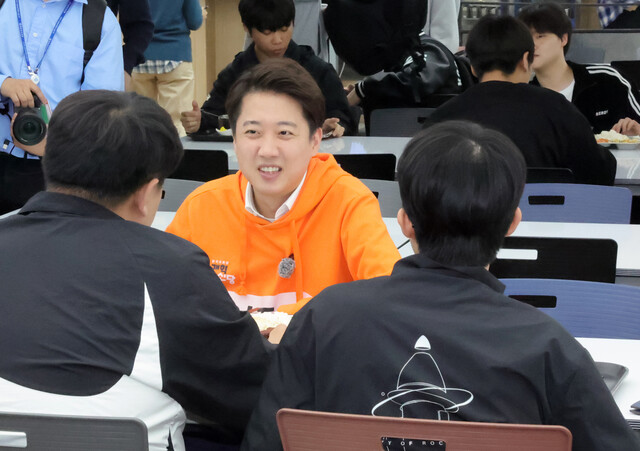 이준석 개혁신당 대통령 후보가 29일 경기 고양시 한국항공대학교를 방문해 학생들과 식사를 함께하며 대화하고 있다. 연합뉴스