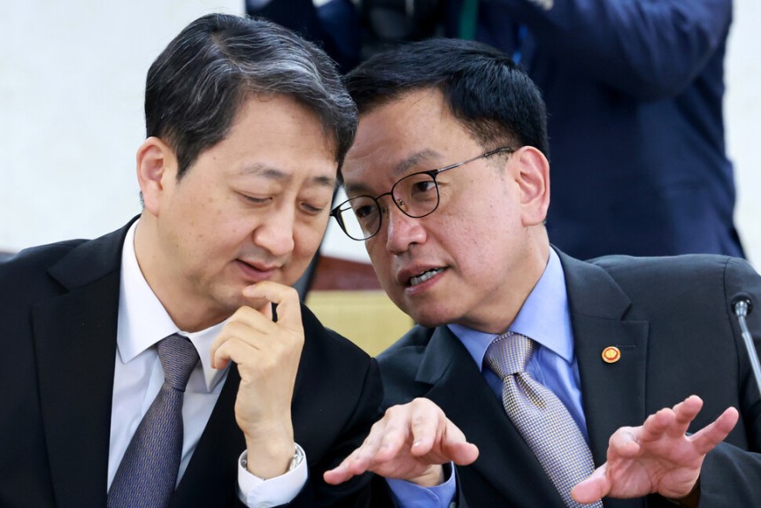 \'한미 2+2 통상 협의\' 정부 합동 대표단 공동 수석대표를 맡은 최상목 경제부총리 겸 기획재정부 장관(오른쪽)과 안덕근 산업통상자원부 장관이 21일 정부서울청사에서 열린 경제안보전략 태스크포스(TF) 회의에 참