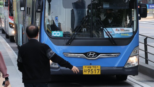 서울 시내버스 노사의 임금 협상이 결렬되면서 노조가 ‘준법투쟁\'에 돌입했다. 30일 오전 서울역 앞 버스환승센터의 한 버스에 준법투쟁 안내문이 놓여있다. 박종식 기자 anaki@hani.co.kr