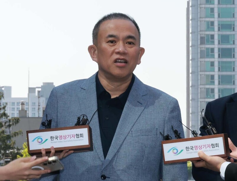 윤석열 전 대통령 부부의 공천 개입 의혹을 수사 중인 검찰이 핵심 인물인 명태균씨가 29일 오전 서울 서초구 서울고등검찰청으로 출석하며 기자들의 질문에 답하고 있다. 김혜윤 기자 unique@hani.co.kr