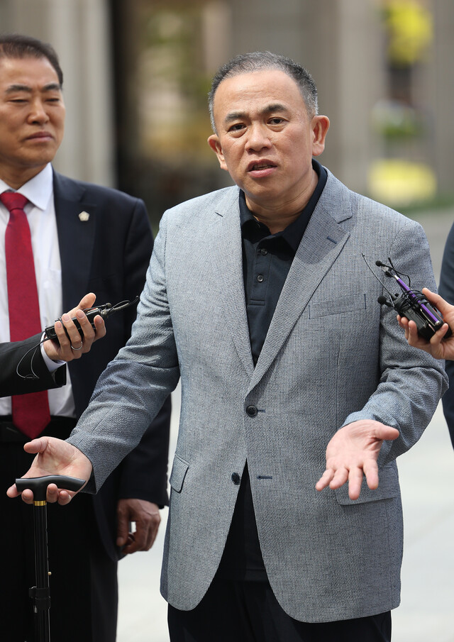 ‘정치 브로커\' 명태균씨가 2025년 4월30일 윤석열 전 대통령 부부와 구 여권 정치인 다수가 연루된 공천 개입·여론조사 의혹 관련 조사를 받기 위해 서울 서초구 서울고등검찰청으로 향하며 취재진의 질문에 답변하고