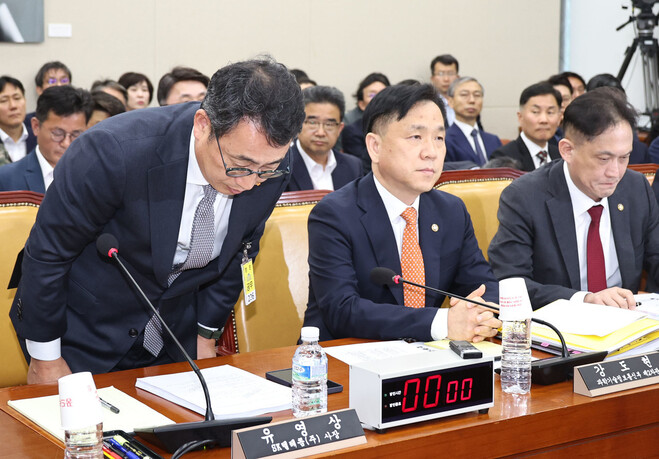 유영상 에스케이(SK)텔레콤 대표이사가 30일 오전 국회 과학기술정보방송통신위원회에서 열린 가입자 유심(USIM·가입자 식별 모듈) 정보 해킹 사고 관련 청문회에서 인사하고 있다. 오른쪽은 강도현 과학기술정보통신부 