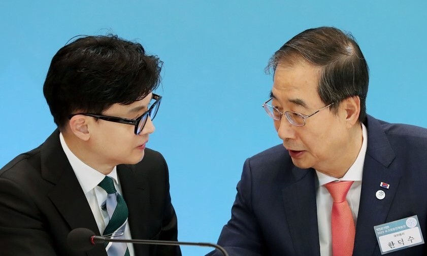 2023년 6월28일 당시 한덕수 국무총리(오른쪽)와 한동훈 법무부 장관이 청와대 영빈관에서 열린 국가재정전략회의에 앞서 대화하는 모습. 대통령실통신사진기자단