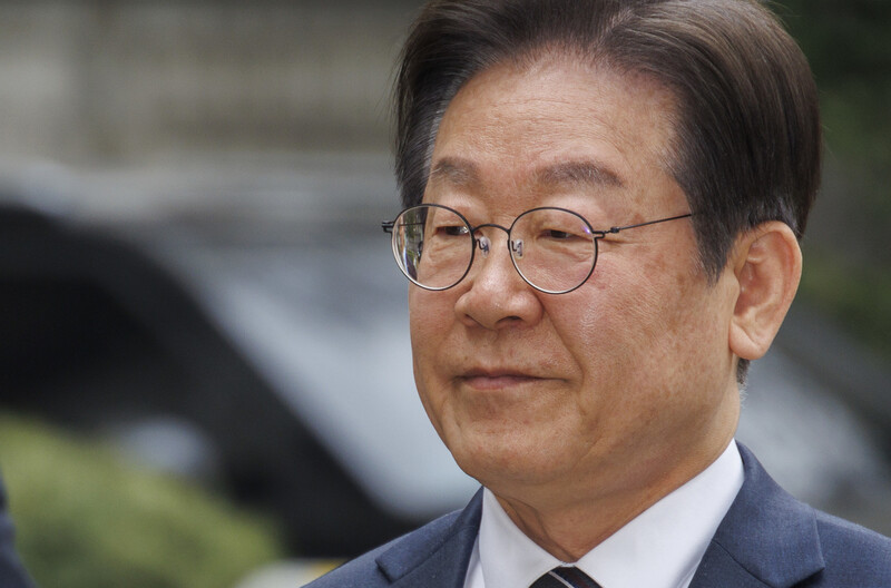 이재명 더불어민주당 대선 후보가 서울 서초구 서울중앙지법에서 열린 \'대장동·위례·백현동·성남FC 사건\' 1심 공판에 출석하고 있다. 연합뉴스