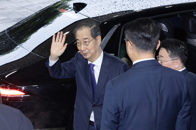 대선 출마를 위해 사퇴한 한덕수 국무총리가 1일 오후 정부서울청사를 떠나고 있다. 대통령실사진기자단