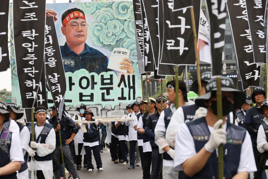 윤석열 정부의 ‘건폭’ 몰이에 항의하며 분신한 고 양회동 민주노총 건설노조 강원건설지부 3지대장의 장례 행렬이 2023년 6월21일 서울 서대문역 사거리를 지나 경찰청으로 향하고 있다. 류우종 기자 wjryu@han