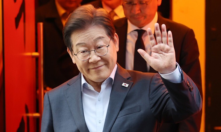 더불어민주당 이재명 대선 후보가 1일 서울 종로구의 한 포차 식당에서 \\\'당신의 하루를 만드는, 보이지 않는 영웅들\\\'이란 주제로 열린 배달 라이더, 택배 기사 등 비(非)전형 노동자들과의 간담회를 마친 뒤 