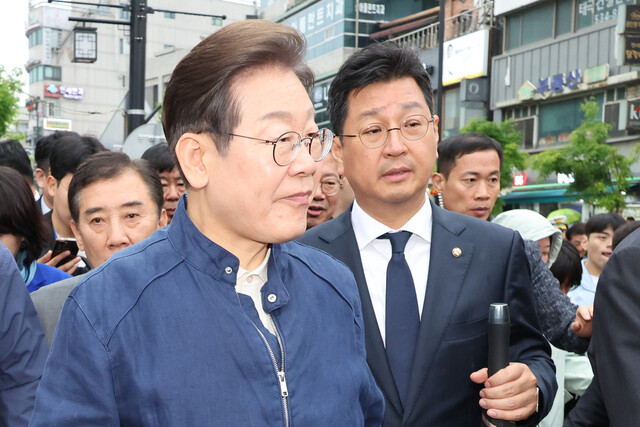 대법원이 이재명 더불어민주당 대선 후보의 공직선거법 위반 사건에 대해 유죄 취지로 파기환송 판결을 한 1일 이 후보가 전국 각지에서 민심을 듣는 골목골목 경청투어를 시작하며 경기도 포천 중앙로에서 시민들을 만나며 인