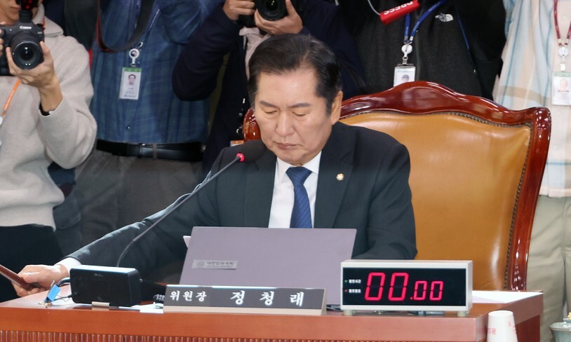 2024년 12월3일 오전 국회 법제사법위원회에서 더불어민주당 소속 정청래 위원장이 법무부, 검찰청, 검사의 헌법·법령 위반에 대한 감사요구안을 상정하고 있다. 이 감사요구안은 검사 탄핵안 추진에 반대한 검사들의 정